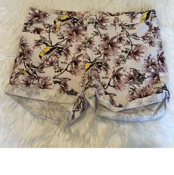 H&M White High Rise Purple Butterfly Floral Cuffed Summer Jean Shorts. Size 8 - Picture 5 of 9